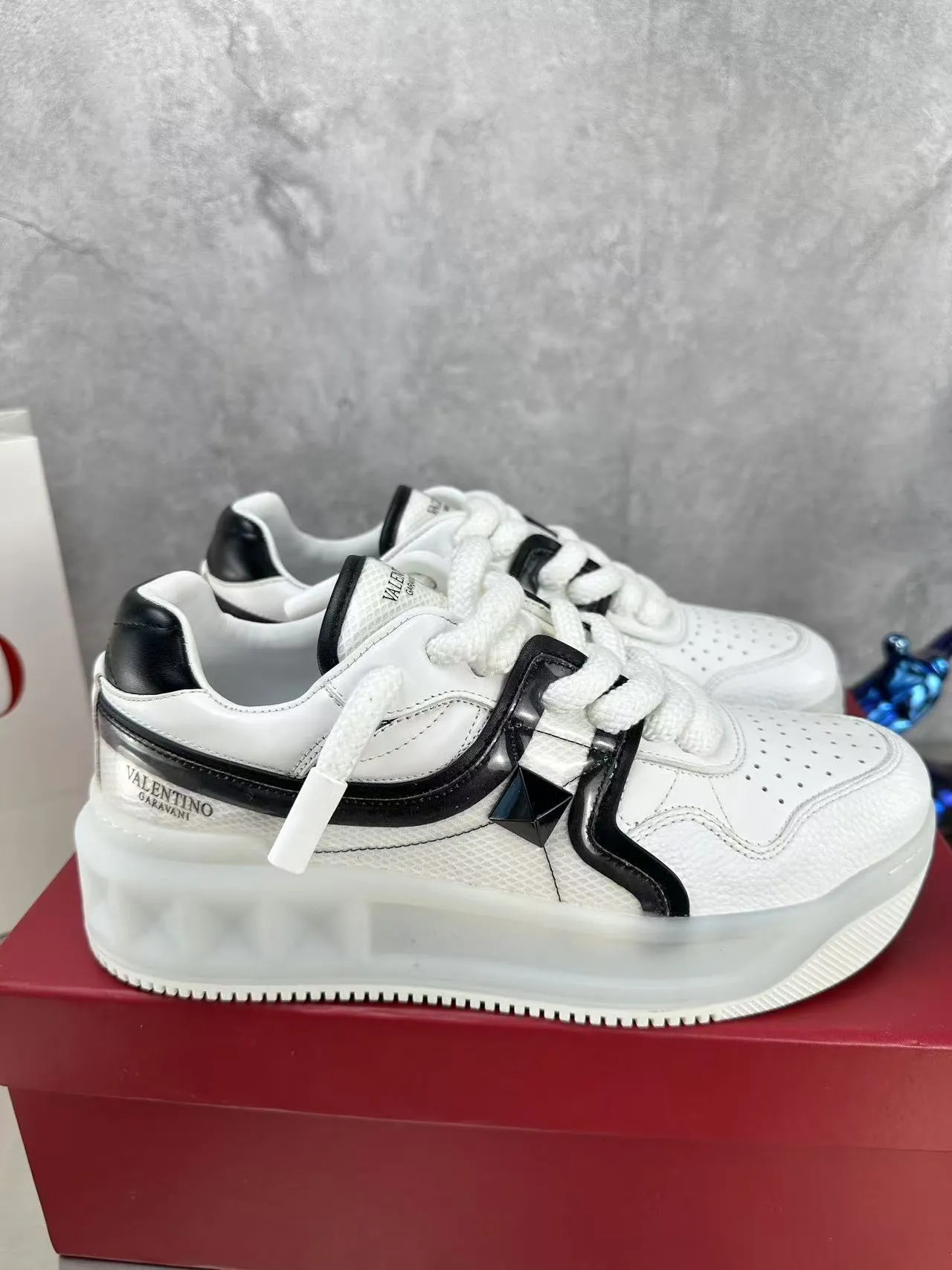 👟👟Ex-factory price 640👟👟 🔺Valentino🔺Valentino new casual shoes 2023 latest model hot style for catwalk couples, thick shoelaces, the same style as Elsa Hosk, Zhang Yixing, Guan Xiaotong and many other stars 🔥 Top version + lasting process, full oil edge on the upper. Fabric: Customized cowhide + cowhide lining with breathable mesh. Outsole: original molded TPU thickened outsole. Size for women is 35-40. Men’s size is 39-45.